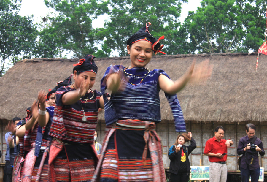 Những bước nhảy, tiếng trống, tiếng cồng chiêng vang lên, kèm theo đó là những động tác múa xoang uyển chuyển của các thiếu nữ thể hiện sự vui mừng, niềm hân hoan vì dịch bệnh, tà ma, xui xẻo… đã rời khỏi nơi trú ẩn và đi xa.