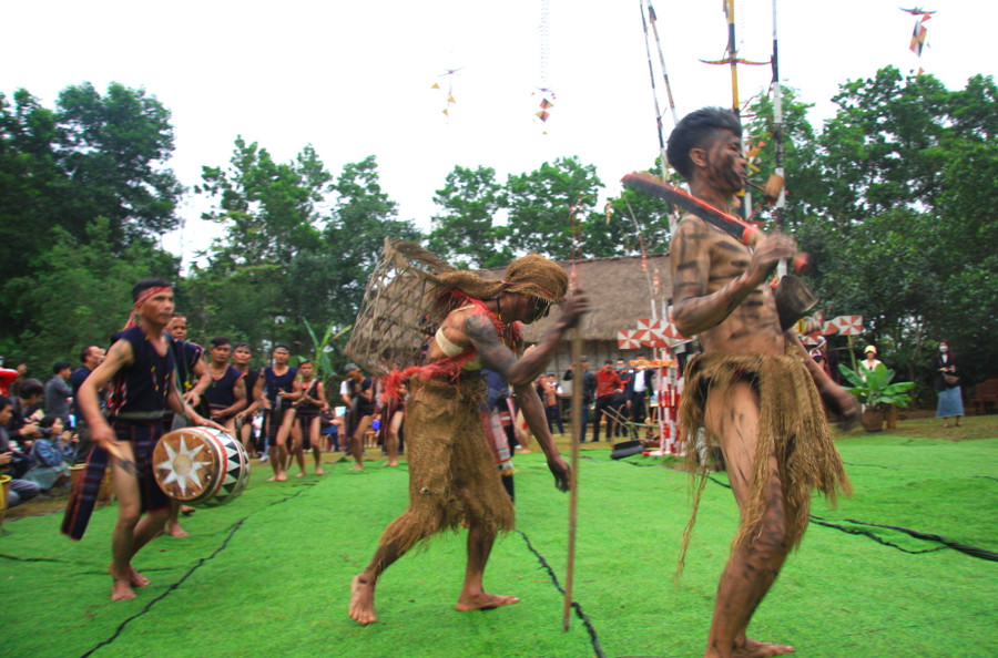 Trong đội múa xoang và chiêng có cả hóa trang hình nộm: Tạo dựng hình nộm, vũ khí đao, kiếm, giáo mác, chiếc khiên và vật hiến sinh, giết mổ con heo đực thiến hết lớn đã nuôi mười năm tuổi và con gà lông đen chân chì để tế thần. Thường lệ như mọi năm, dân làng nguyện cầu các vị thần phù hộ cho buổi lễ cầu an này được hiệu nghiệm, để xua đuổi hết tà ma, mọi hoạn nạn dịch bệnh ốm đau và điều ác đang ẩn náu trong làng mau chóng rời khỏi làng.
