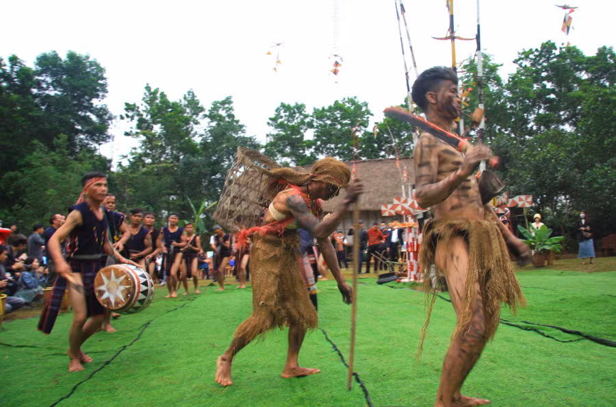 Trong đội múa xoang và chiêng có cả hóa trang hình nộm: Tạo dựng hình nộm, vũ khí đao, kiếm, giáo mác, chiếc khiên và vật hiến sinh, giết mổ con heo đực thiến hết lớn đã nuôi mười năm tuổi và con gà lông đen chân chì để tế thần. Thường lệ như mọi năm, dân làng nguyện cầu các vị thần phù hộ cho buổi lễ cầu an này được hiệu nghiệm, để xua đuổi hết tà ma, mọi hoạn nạn dịch bệnh ốm đau và điều ác đang ẩn náu trong làng mau chóng rời khỏi làng.
