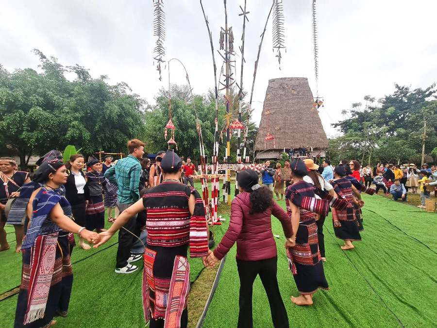 Già làng và bà con dân làng bắt đầu hòa nhập vào không khí phần hội uống rượu mừng lễ cầu an đã xong. Những tiếng hò reo, mời mọc, chúc tụng nhau cùng với những điệu múa xoang, hòa quyện với nhịp cồng chiêng hào hùng của các chàng trai và điệu múa của các cô gái,cùng du khách càng tăng thêm sự nhộn nhịp, sôi động của lễ hội.