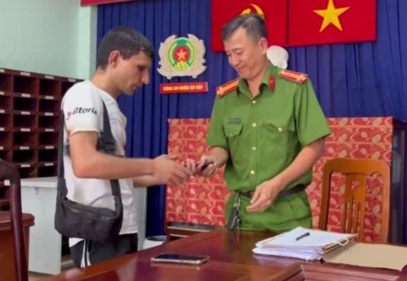 Công an quận Gò Vấp đã thực hiện thủ tục trao trả tài sản cho anh A.D. (Ảnh: Công an TPHCM) Công an quận Gò Vấp đã thực hiện thủ tục trao trả tài sản cho anh A.D. (Ảnh: Công an TPHCM)