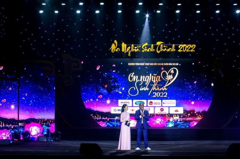 Sau tiết mục biểu diễn, trên sân khấu của Chương trình, ca sĩ Randy xúc động chia sẻ về hành trình đầy khắc khoải 17 năm đi tìm mẹ ruột vẫn chưa có hồi kết của mình. Sau tiết mục biểu diễn, trên sân khấu của Chương trình, ca sĩ Randy xúc động chia sẻ về hành trình đầy khắc khoải 17 năm đi tìm mẹ ruột vẫn chưa có hồi kết của mình.