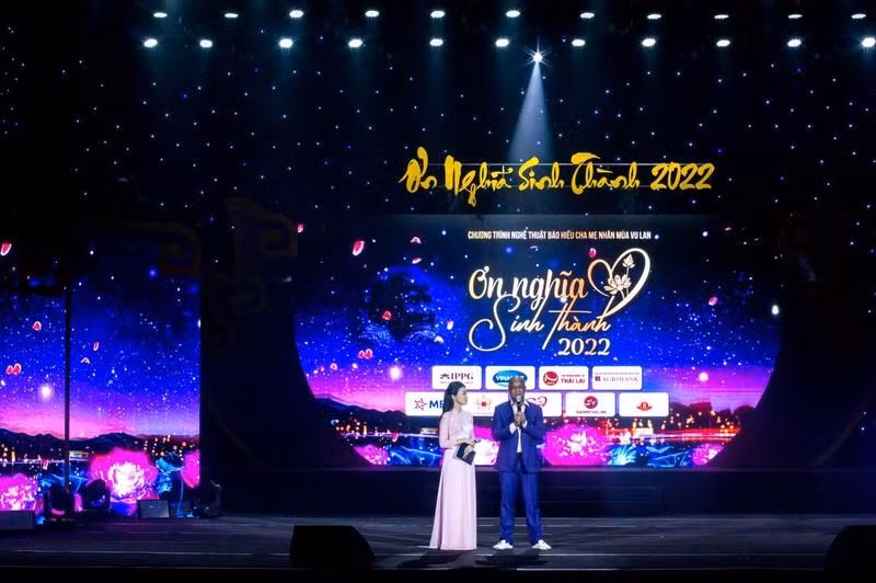 Sau tiết mục biểu diễn, trên sân khấu của Chương trình, ca sĩ Randy xúc động chia sẻ về hành trình đầy khắc khoải 17 năm đi tìm mẹ ruột vẫn chưa có hồi kết của mình.