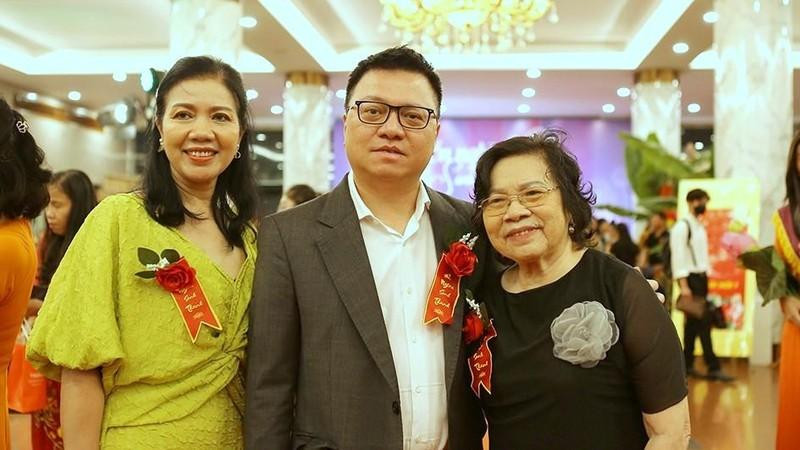 Đồng chí Lê Quốc Minh, Ủy viên Trung ương Đảng, Tổng Biên tập Báo Nhân Dân, Phó Trưởng Ban Tuyên giáo Trung ương, Chủ tịch Hội Nhà báo Việt Nam cùng các đại biểu thực hiện nghi lễ “bông hồng cài áo” tại chương trình. Đồng chí Lê Quốc Minh, Ủy viên Trung ương Đảng, Tổng Biên tập Báo Nhân Dân, Phó Trưởng Ban Tuyên giáo Trung ương, Chủ tịch Hội Nhà báo Việt Nam cùng các đại biểu thực hiện nghi lễ “bông hồng cài áo” tại chương trình.