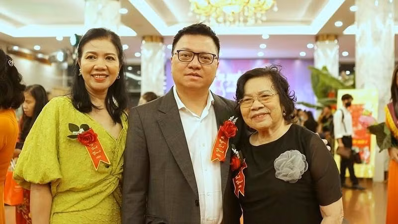 Đồng chí Lê Quốc Minh, Ủy viên Trung ương Đảng, Tổng Biên tập Báo Nhân Dân, Phó Trưởng Ban Tuyên giáo Trung ương, Chủ tịch Hội Nhà báo Việt Nam cùng các đại biểu thực hiện nghi lễ “bông hồng cài áo” tại chương trình.