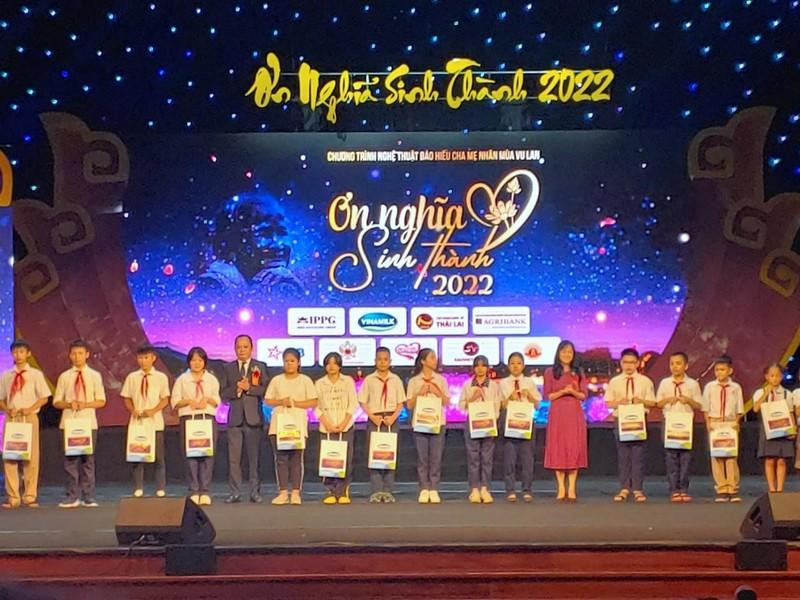 Ban Tổ chức trao tặng 20 suất quà cho 20 em học sinh có hoàn cảnh khó khăn. Ban Tổ chức trao tặng 20 suất quà cho 20 em học sinh có hoàn cảnh khó khăn.