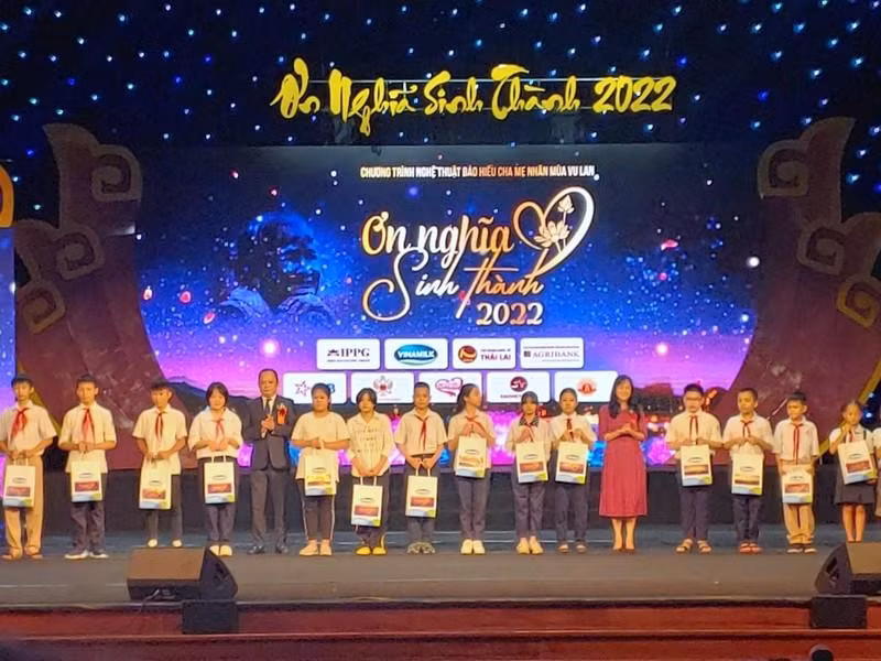 Ban Tổ chức trao tặng 20 suất quà cho 20 em học sinh có hoàn cảnh khó khăn.