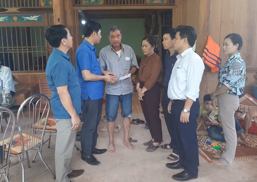 Đại diện Sở GD&amp;ĐT Nghệ An thăm hỏi, chia buồn đến gia đình cô giáo Lữ Thị Khuyên (xã Mỹ Lý, huyện Kỳ Sơn, Nghệ An)