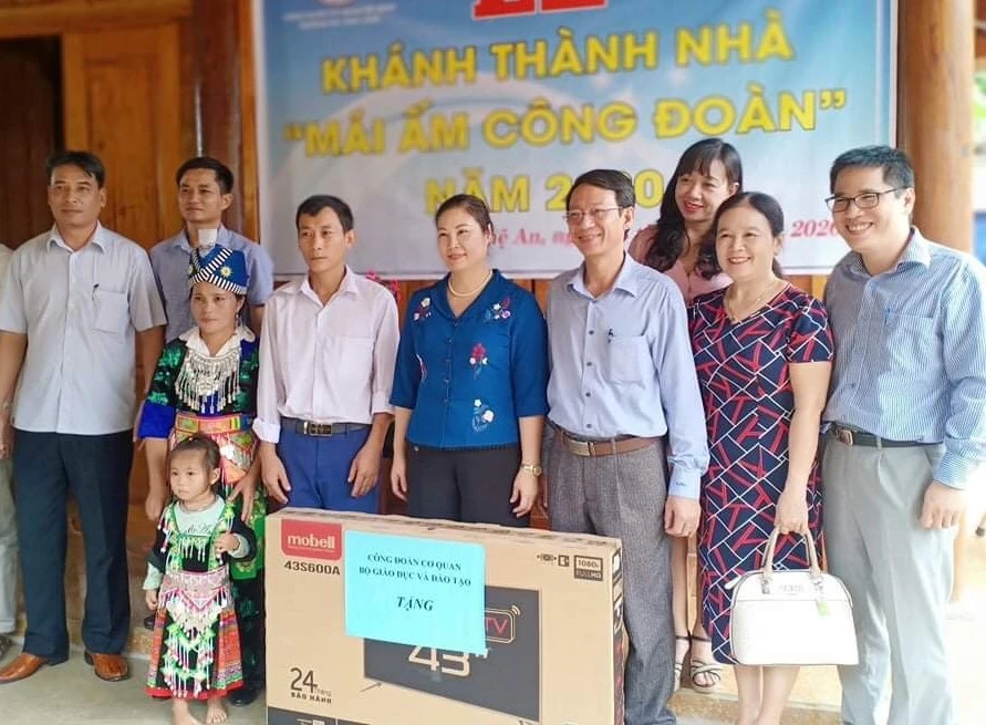 Khánh thành và bàn giao nhà "Mái ấm Công đoàn" cho thầy Vừ Bá Lầu