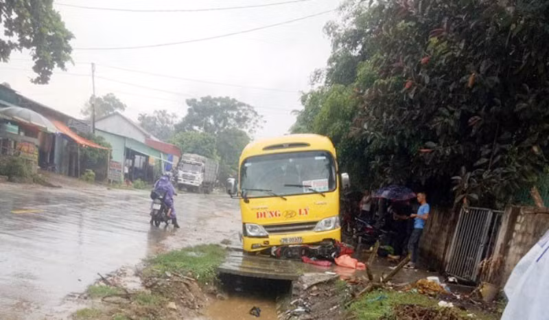 Cùng ngày một vụ tai nạn xảy ra giữa xe khách 24 chỗ và xe máy khiến 1 người tử vong, 1 người bị thương