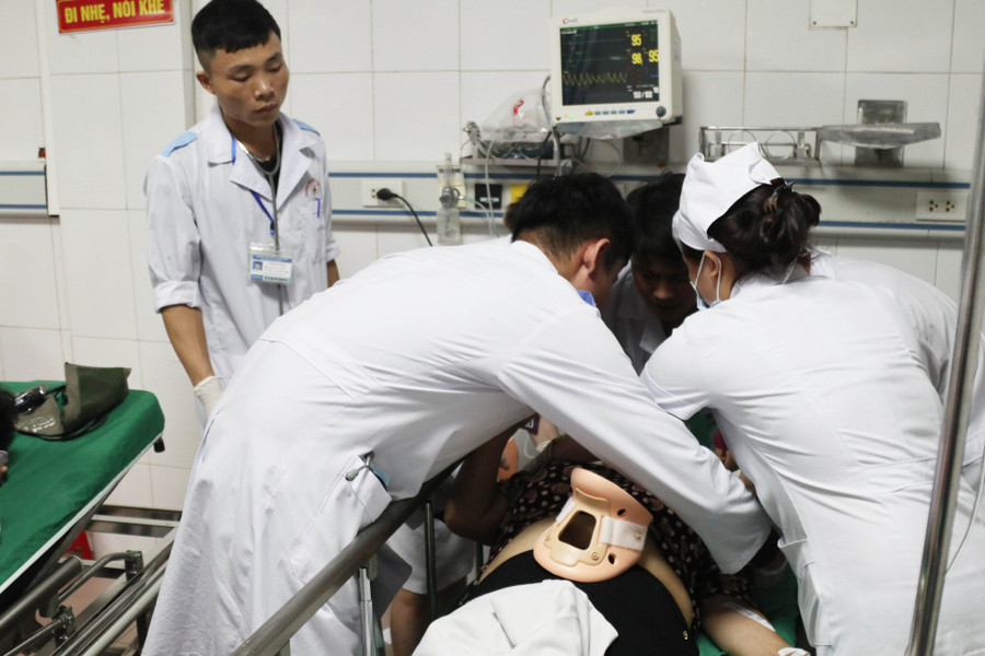 Các nạn nhân bị thương đang cấp cứu tại Bệnh viện Đa khoa 115 (TP Vinh, Nghệ An) Các nạn nhân bị thương đang cấp cứu tại Bệnh viện Đa khoa 115 (TP Vinh, Nghệ An)