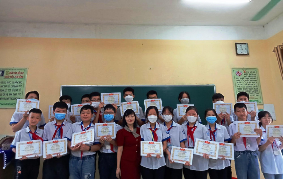 Cô giáo Quyên cùng học sinh xuất sắc của lớp 7A3, Trường THCS thị trấn Lam Sơn (năm học 2021-2022)