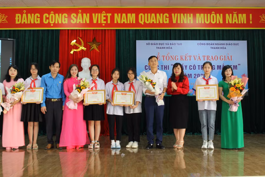  Cô giáo Lê Thị Hồng Quyên (ngoài cùng bên phải) cùng em Đỗ Quỳnh Anh (thứ 2 từ phải qua) tại lễ trao giải Nhất, cuộc thi “Thầy cô trong mắt em” 2022 tại Thanh Hóa.