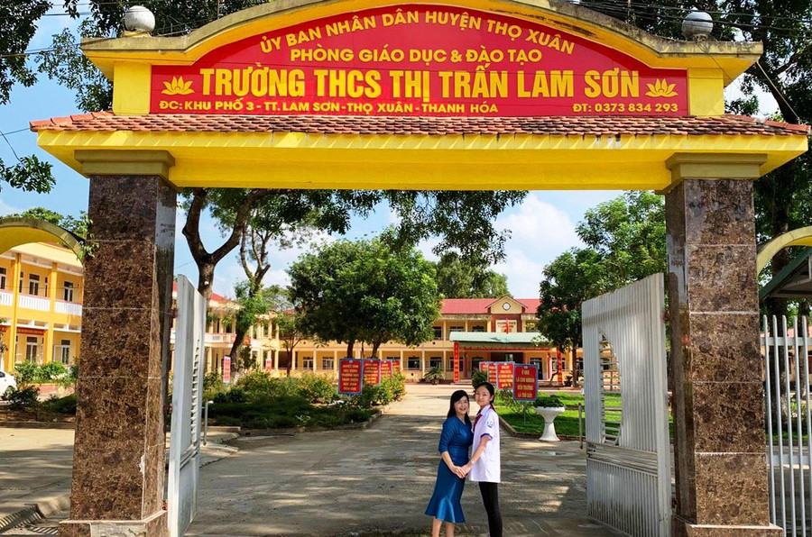 Cô Quyên cùng học sinh Đỗ Quỳnh Anh (lớp 8A3, Trường THCS thị trấn Lam Sơn).