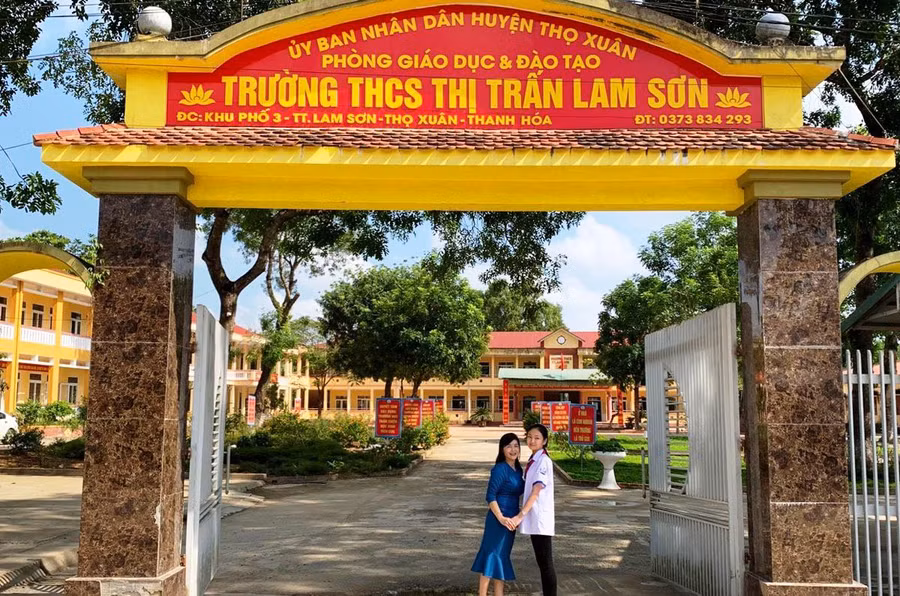 Cô Quyên cùng học sinh Đỗ Quỳnh Anh (lớp 8A3, Trường THCS thị trấn Lam Sơn).