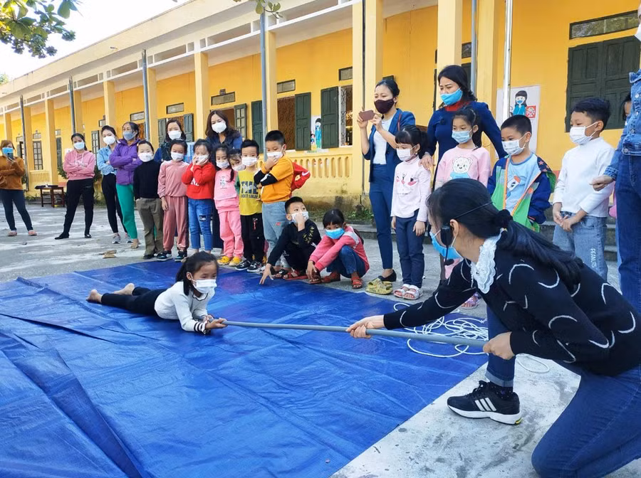 Học sinh Trường Tiểu học thị trấn Hà Trung tham gia tình huống giả định cứu người khi bị đuối nước.