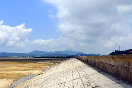 Đê Quan Lạn đã được nâng cấp để phòng chống thiên tai, ngăn xâm nhập mặn, tránh bão, gió cấp 9 trở xuống.