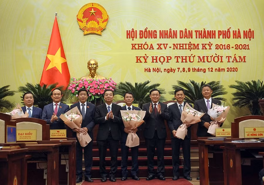 Lãnh đạo TP Hà Nội tặng hoa chúc mừng 5 tân Phó Chủ tịch TP. Ảnh: Vietnamnet