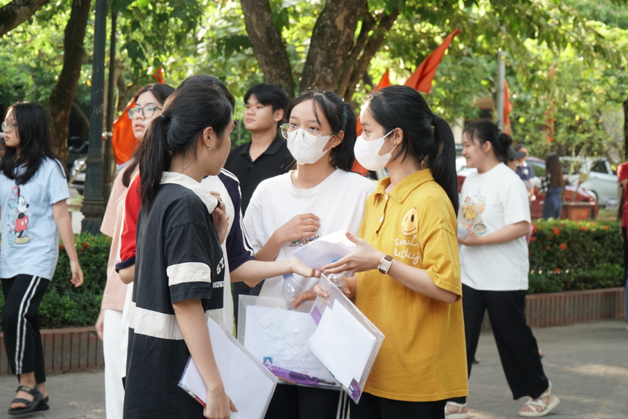 Đề thi các môn vào Trường THPT chuyên Phan Bội Châu đều được thí sinh đánh giá là khó và nhiều em không thể làm hết đề của mình. Ảnh: Hồ Lài Đề thi các môn vào Trường THPT chuyên Phan Bội Châu đều được thí sinh đánh giá là khó và nhiều em không thể làm hết đề của mình. Ảnh: Hồ Lài