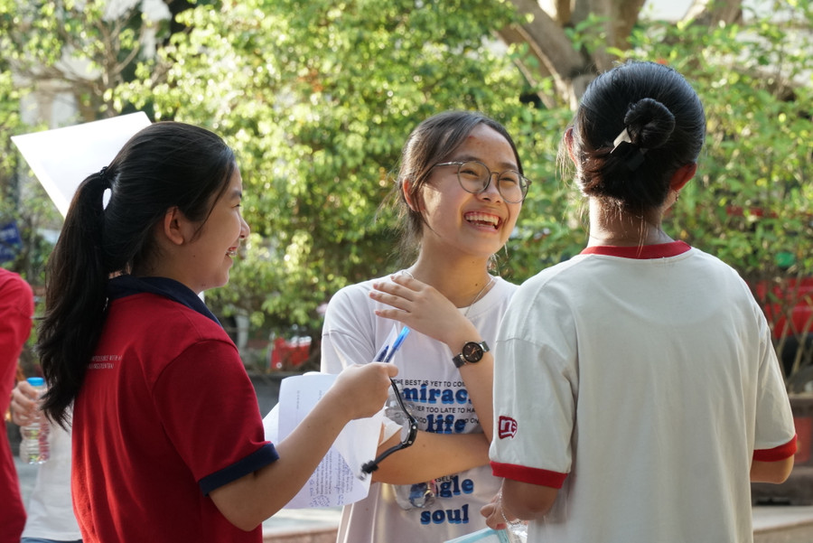 Nhiều thí sinh vui vẻ với bài thi đã làm hết sức mình. Ảnh: Hồ Lài Nhiều thí sinh vui vẻ với bài thi đã làm hết sức mình. Ảnh: Hồ Lài