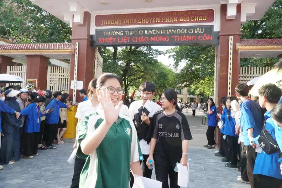 Thí sinh hoàn thành kỳ thi tuyển sinh vào Trường THPT chuyên Phan Bội Châu năm học 2024-2025. Ảnh: Hồ Lài