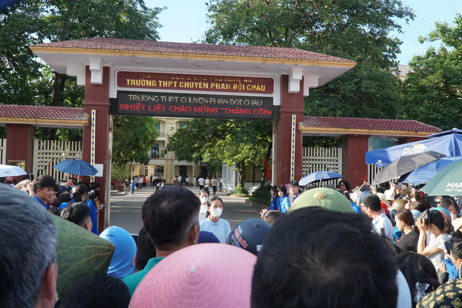Thí sinh hoàn thành kỳ thi vào Trường THPT chuyên Phan Bội Châu chiều 8/6. Ảnh: Hồ Lài Thí sinh hoàn thành kỳ thi vào Trường THPT chuyên Phan Bội Châu chiều 8/6. Ảnh: Hồ Lài