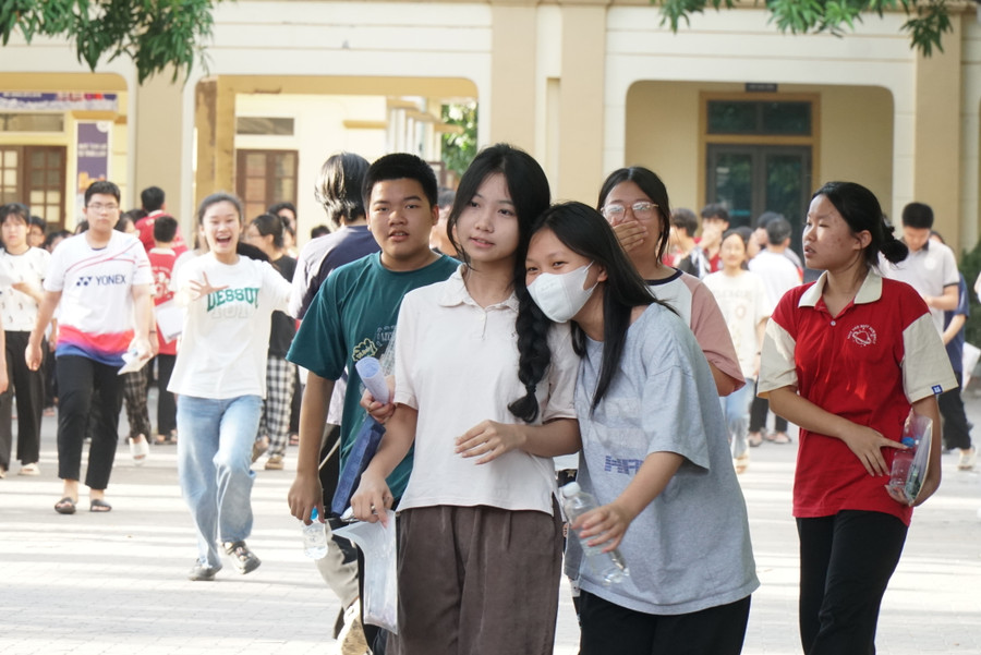 Thí sinh hoàn thành bài thi môn chuyên tại điểm thi Trường THPT chuyên Phan Bội Châu. Ảnh: Hồ Lài Thí sinh hoàn thành bài thi môn chuyên tại điểm thi Trường THPT chuyên Phan Bội Châu. Ảnh: Hồ Lài