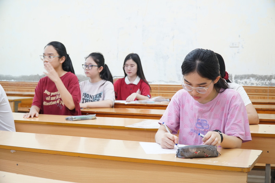 Thí sinh sẽ làm bài thi môn chuyên với thời gian 150 phút. Ảnh: Hồ Lài Thí sinh sẽ làm bài thi môn chuyên với thời gian 150 phút. Ảnh: Hồ Lài