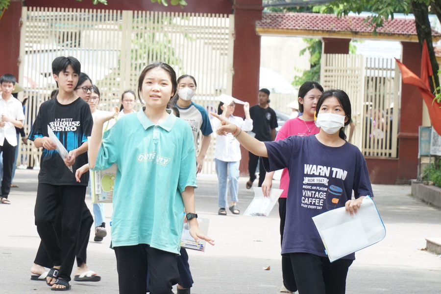 Chiều 8/6, thí sinh dự môn thi chuyên vào Trường THPT chuyên Phan Bội Châu, Nghệ An. Ảnh: Hồ Lài Chiều 8/6, thí sinh dự môn thi chuyên vào Trường THPT chuyên Phan Bội Châu, Nghệ An. Ảnh: Hồ Lài