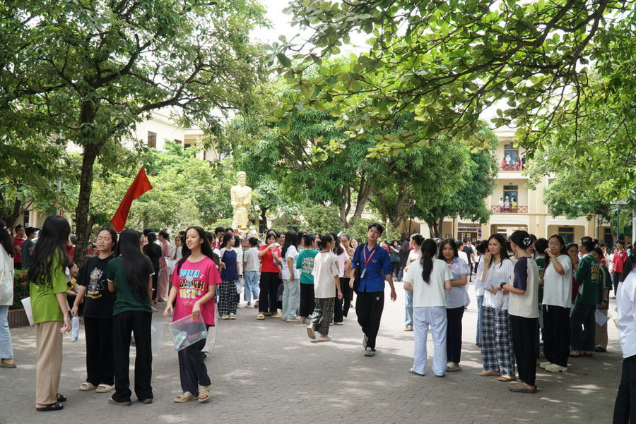 Năm nay, có hơn 2.000 thí sinh đăng ký dự thi vào ngôi trường chuyên nổi tiếng nhất xứ Nghệ. Ảnh: Hồ Lài Năm nay, có hơn 2.000 thí sinh đăng ký dự thi vào ngôi trường chuyên nổi tiếng nhất xứ Nghệ. Ảnh: Hồ Lài