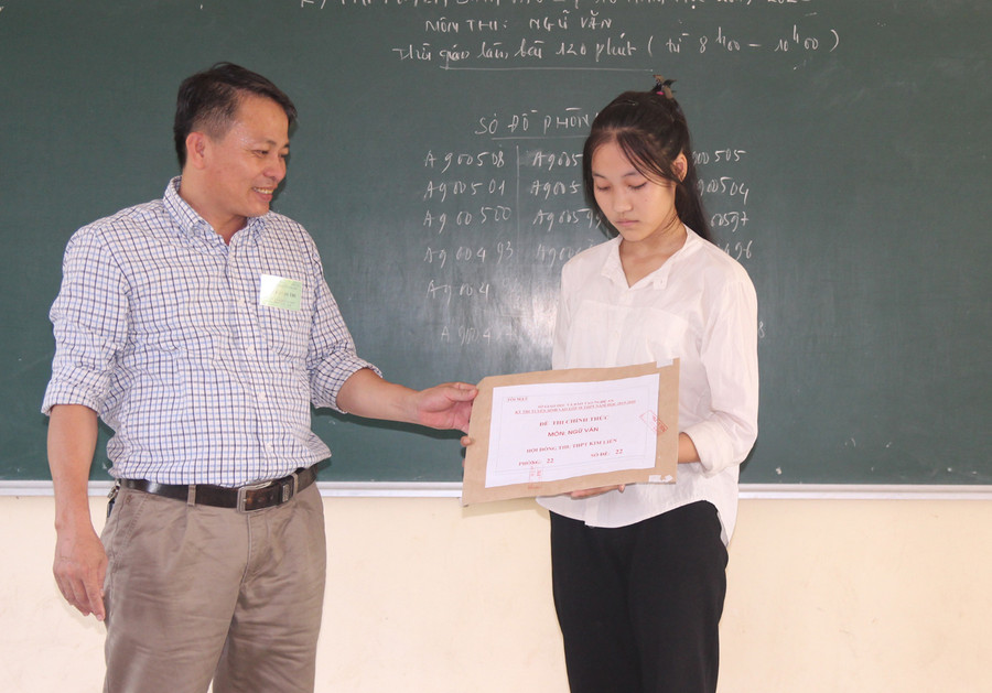 Thí sinh kiểm tra dấu niêm phong túi đựng đề thi