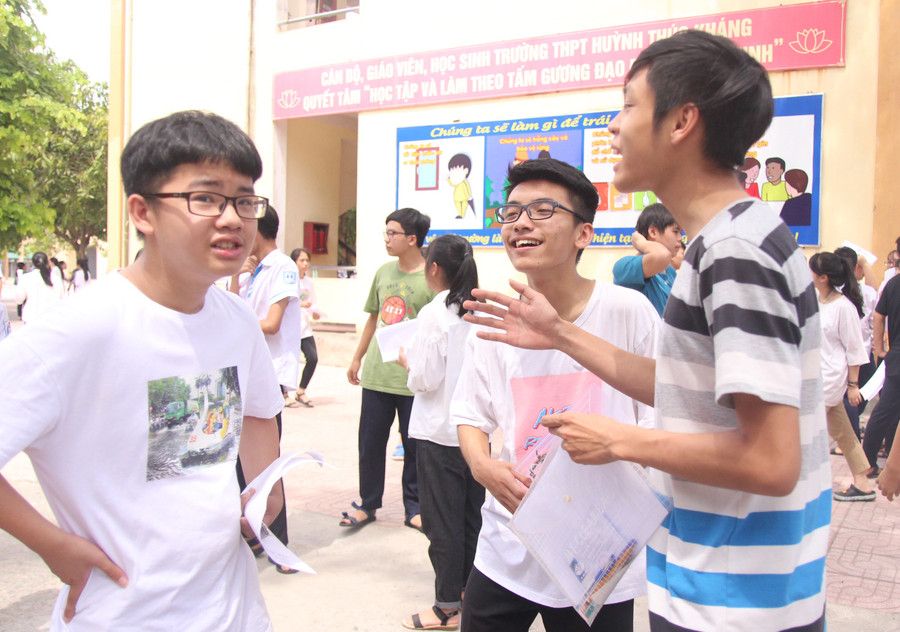 Thí sinh trao đổi với nhau về đề thi môn Ngữ văn Thí sinh trao đổi với nhau về đề thi môn Ngữ văn