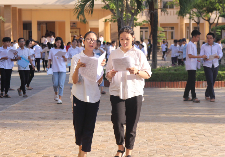 Nhiều thí sinh đăm chiêu sau bài thi tổ hợp. Nhiều thí sinh đăm chiêu sau bài thi tổ hợp.