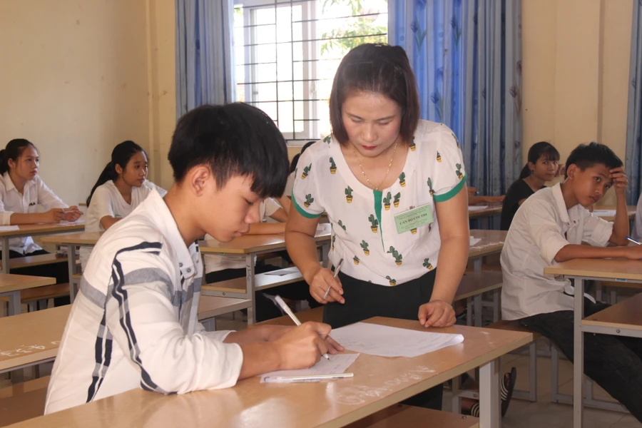 Thí sinh Nghệ An dự thi môn Ngữ văn, Kỳ thi tuyển sinh vào lớp 10 năm học 2019 - 2020