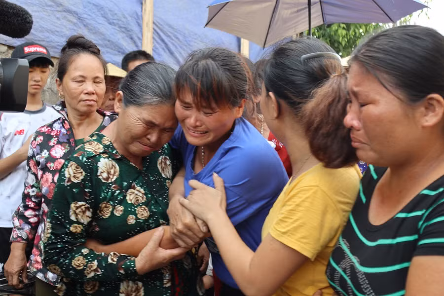 Chị Lê Thị Lan (áo xanh) ôm chầm lấy mẹ trong ngày trở về sau 24 năm lưu lạc ở Trung Quốc