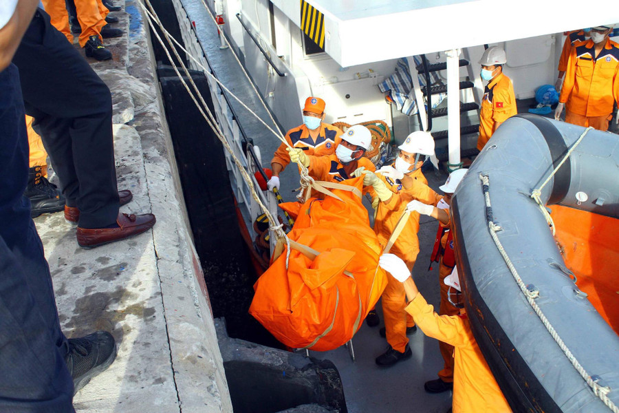 Thi thể 2 thuyền viên được đưa lên bờ, sau đó xét nghiệm ADN để xác nhận danh tính Thi thể 2 thuyền viên được đưa lên bờ, sau đó xét nghiệm ADN để xác nhận danh tính