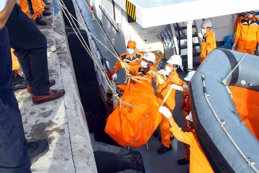 Thi thể 2 thuyền viên được đưa lên bờ, sau đó xét nghiệm ADN để xác nhận danh tính