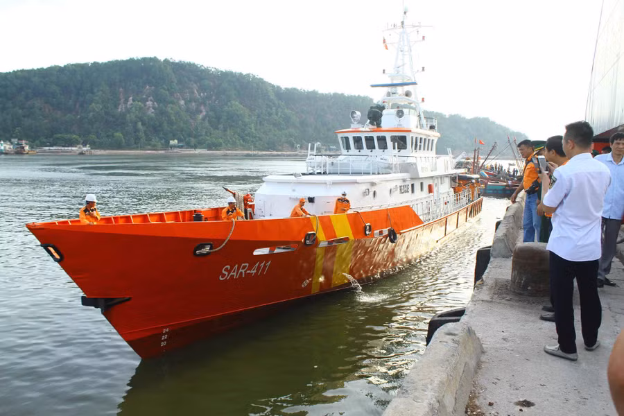 Tàu SAR-411 đưa thi thể 2 thuyền viên được tìm thấy tại biển Hải Phòng về cảng Cửa Lò (Nghệ An)