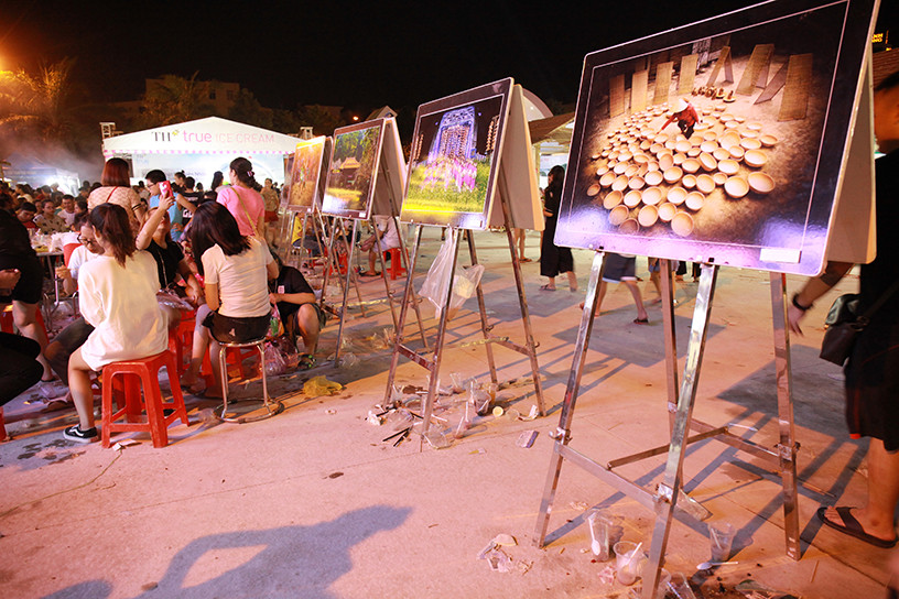 Rác thải nhựa được xả dưới chân và treo lên cả những bức ảnh tại triển lãm lễ hội ẩm thực.