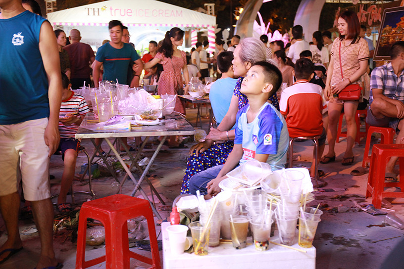 Khách ngồi ngay bên cạnh những đống rác lớn.