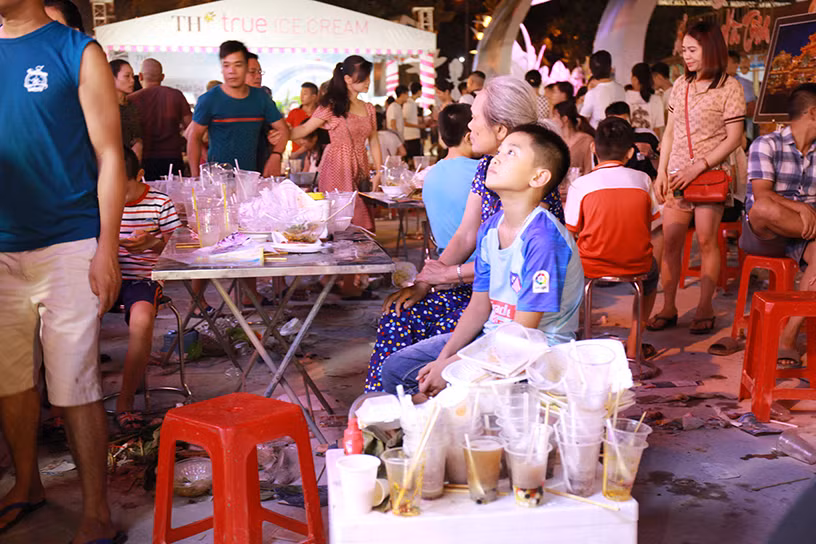 Khách ngồi ngay bên cạnh những đống rác lớn.