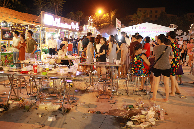 Nhiều quầy hàng không có thùng rác, du khách xả thẳng rác xuống mặt đất.