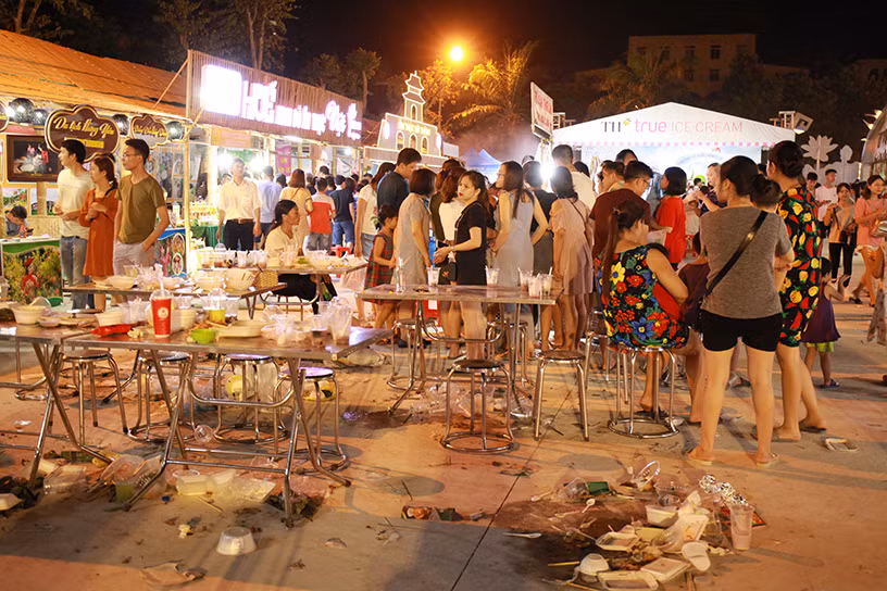 Nhiều quầy hàng không có thùng rác, du khách xả thẳng rác xuống mặt đất.