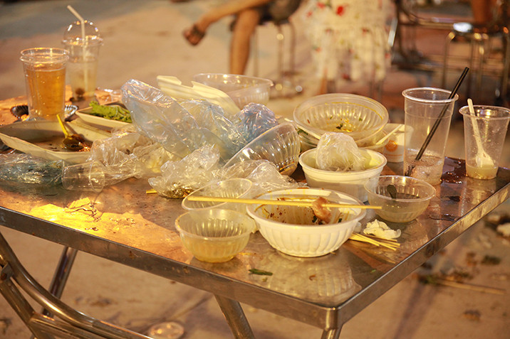 Rác chật kín trên mặt bàn ăn.