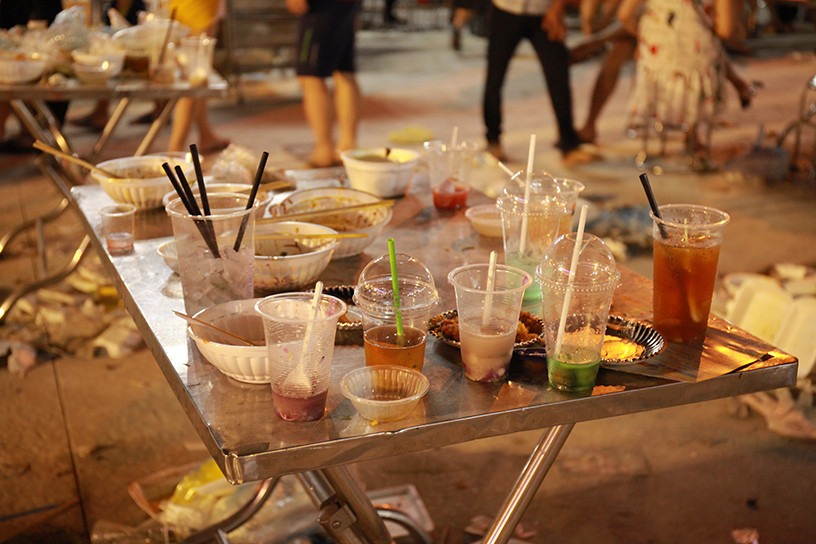 Cốc nhựa sử dụng một lần để lại ngổn ngang trên bàn ăn