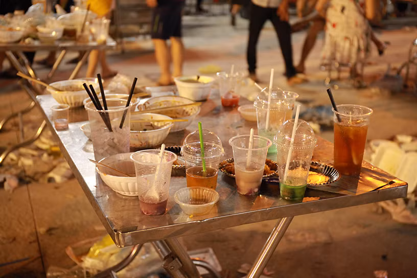 Cốc nhựa sử dụng một lần để lại ngổn ngang trên bàn ăn