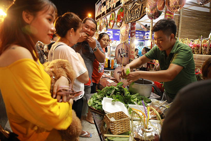 Du khách thử các món ăn của nhiều vùng miền cả nước