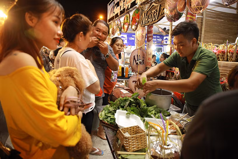 Du khách thử các món ăn của nhiều vùng miền cả nước