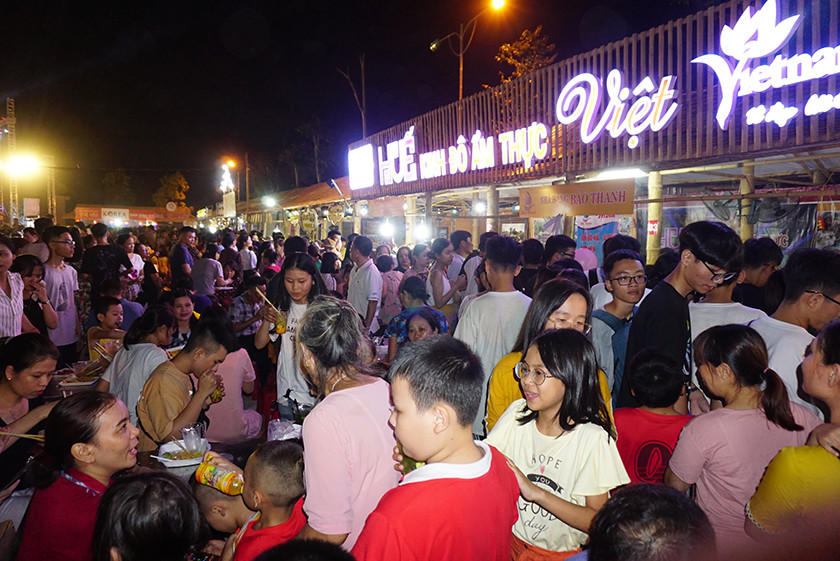 Lễ hội thu hút hàng nghìn người dân tham gia trong đêm khai mạc