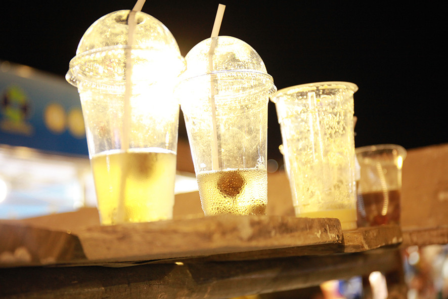 Cốc uống nước, ăn chè bị bỏ lại trên bàn vì không có thùng chứa rác.